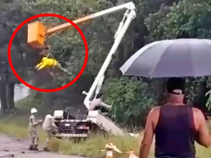 Funcionário fica pendurado após caminhão da Enel cair em barranco em Magé