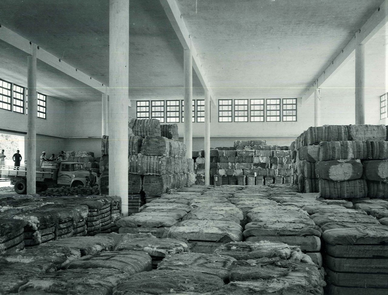 Nova Friburgo: de cidade veranista a cidade industrial 8 Chegada dos fardos de algodão na fábrica. Acervo família Arp.