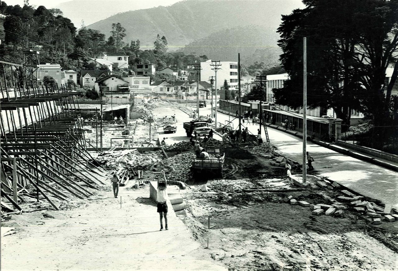 Nova Friburgo: de cidade veranista a cidade industrial 17 Demolição do Pavilhão das Refeições para alargar a rua. Acervo família Arp.