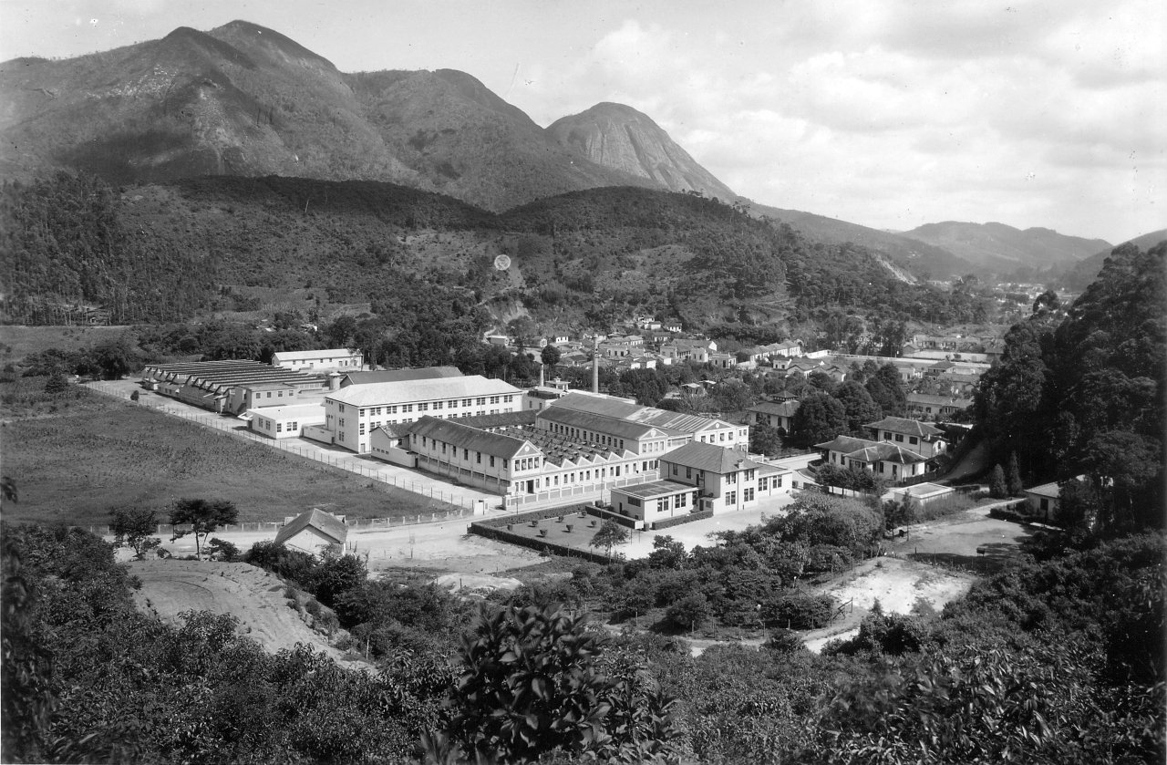 Do outro lado do parque industrial, o Pavilhão das Refeições que seria demolido. Acervo família Arp.