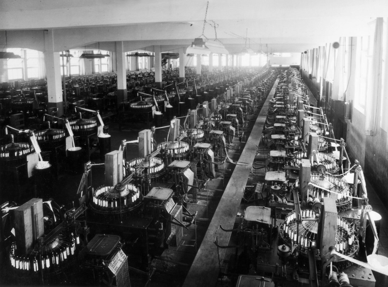 Nova Friburgo: de cidade veranista a cidade industrial 18 Máquinas que utilizavam o pantógrafo. Acervo família Arp.
