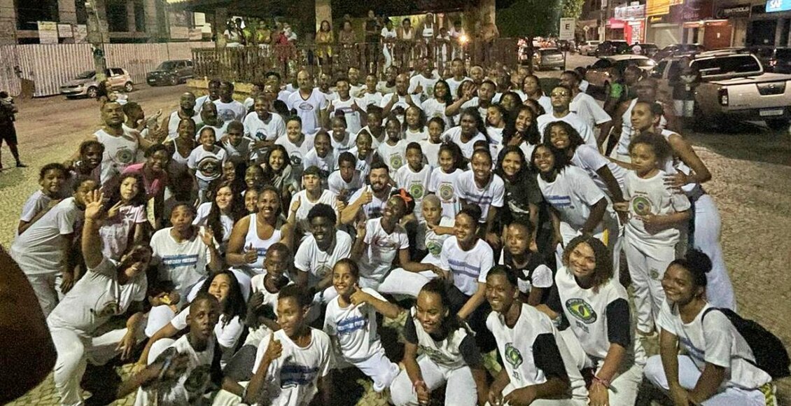 Evento reúne cerca de 100 capoeiristas na praça central de Cordeiro