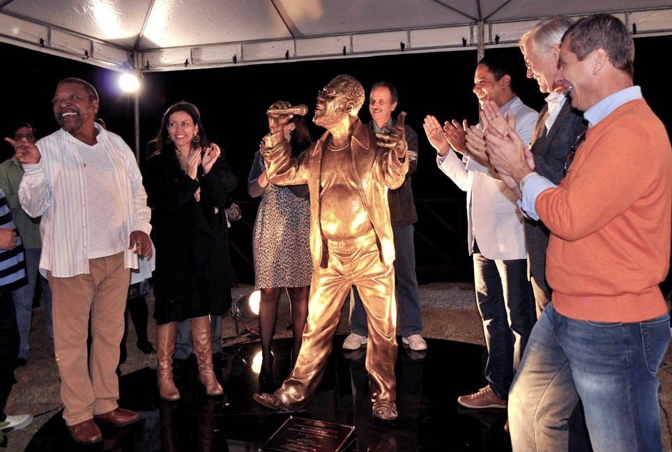 Martinho da Vila e sua estátua no dia da inauguração, em Duas Barras. (Foto: Prefeitura de Duas Barras)