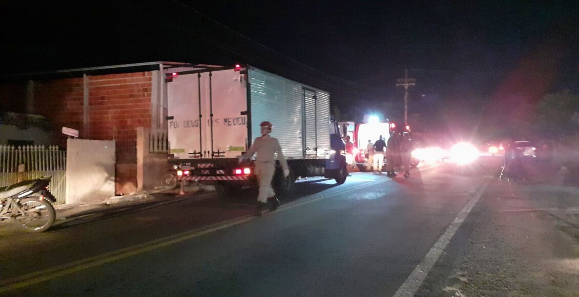 Colisão entre moto e caminhão deixa um ferido na RJ-116 em Aperibé