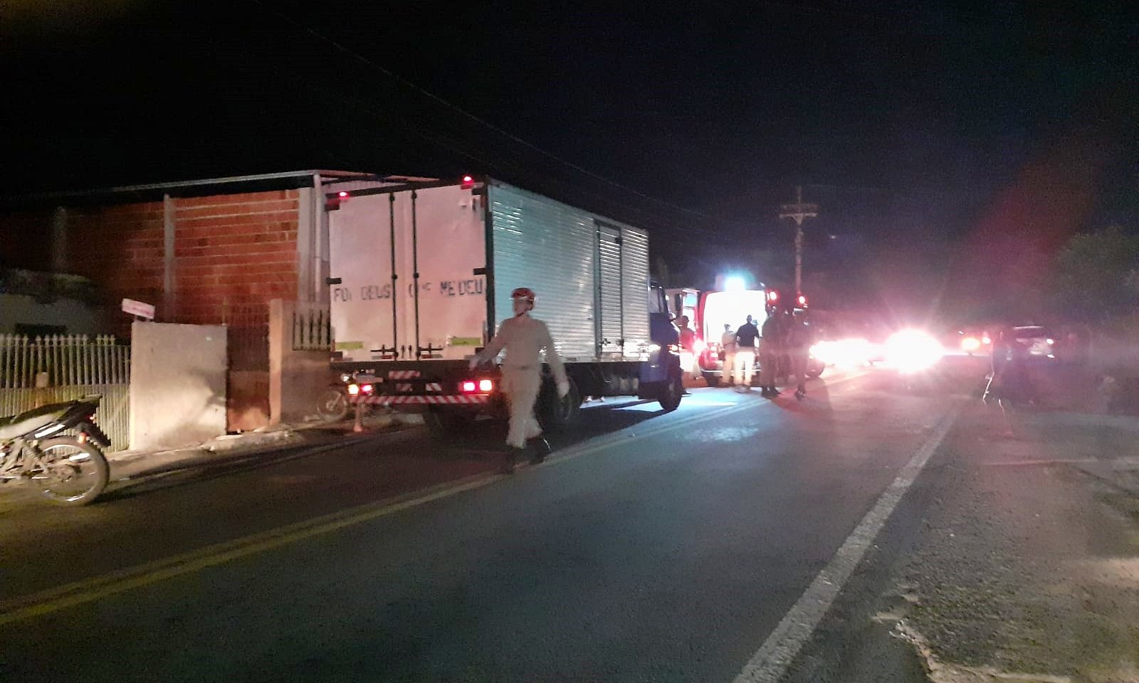 Colisão entre moto e caminhão deixa um ferido na RJ-116 em Aperibé