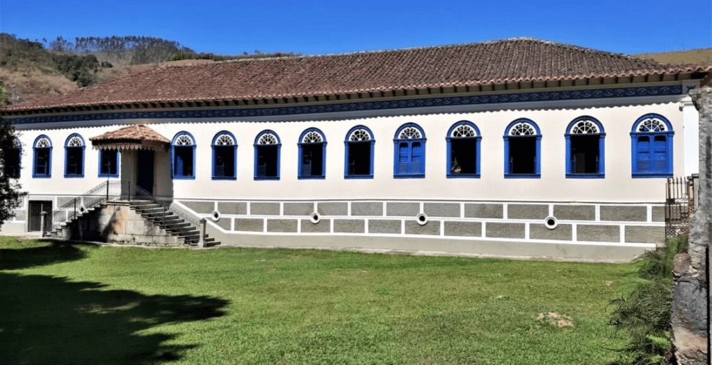 Duas Barras: uma cidade histórica; um município que preza suas raízes 1 Casarão da Fazenda Penedo, em Duas Barras, que cultivava café e cana de açúcar no século 19. (Foto: Janaína Botelho)
