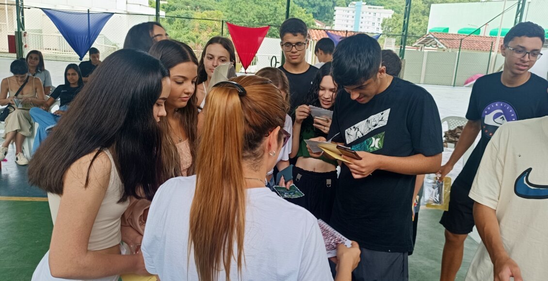 Ex-alunos abrem cápsula do tempo de 10 anos em colégio de Cordeiro