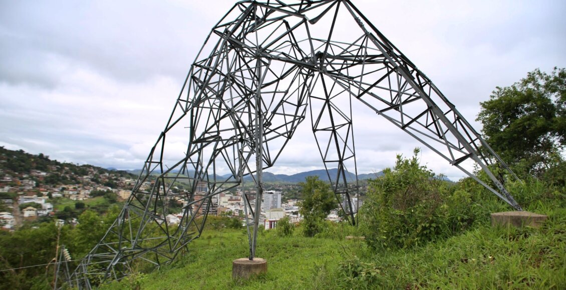 Enel atualiza sobre falta de energia após queda de torre em Itaperuna