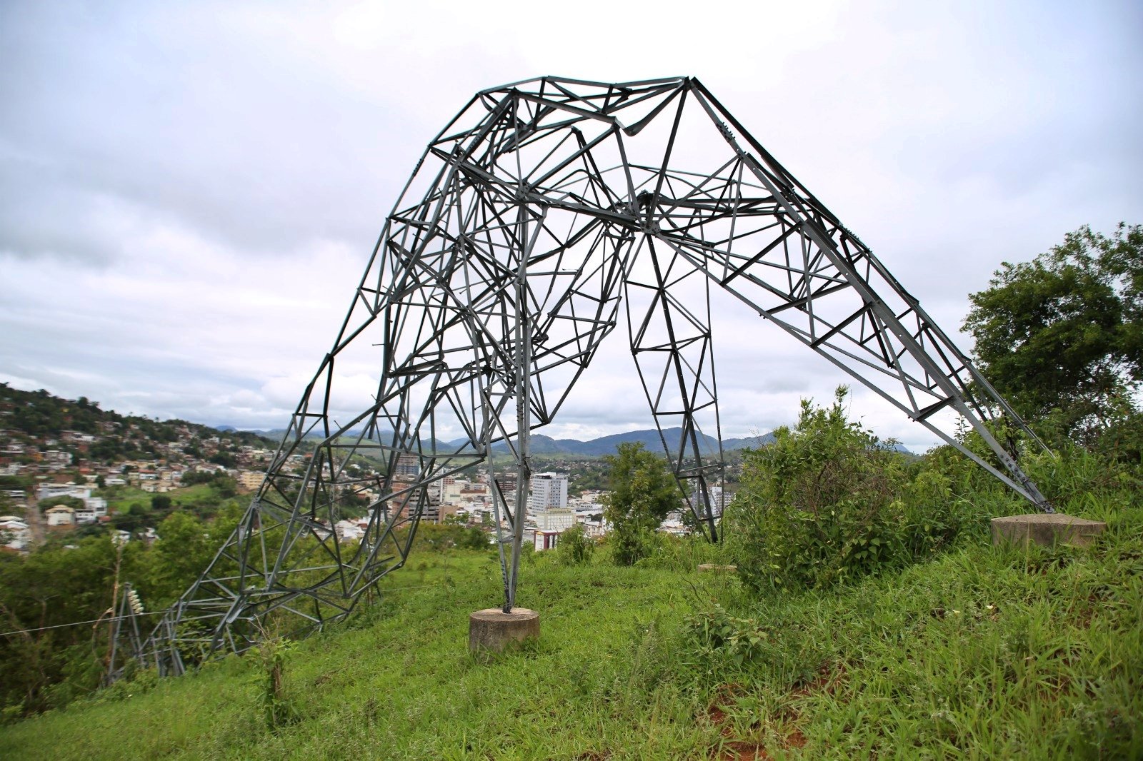 Enel atualiza sobre falta de energia após queda de torre em Itaperuna