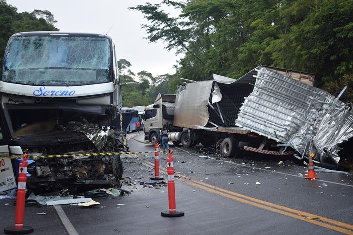 Grave acidente entre ônibus e caminhão deixa 1 morto e 12 feridos na BR-116