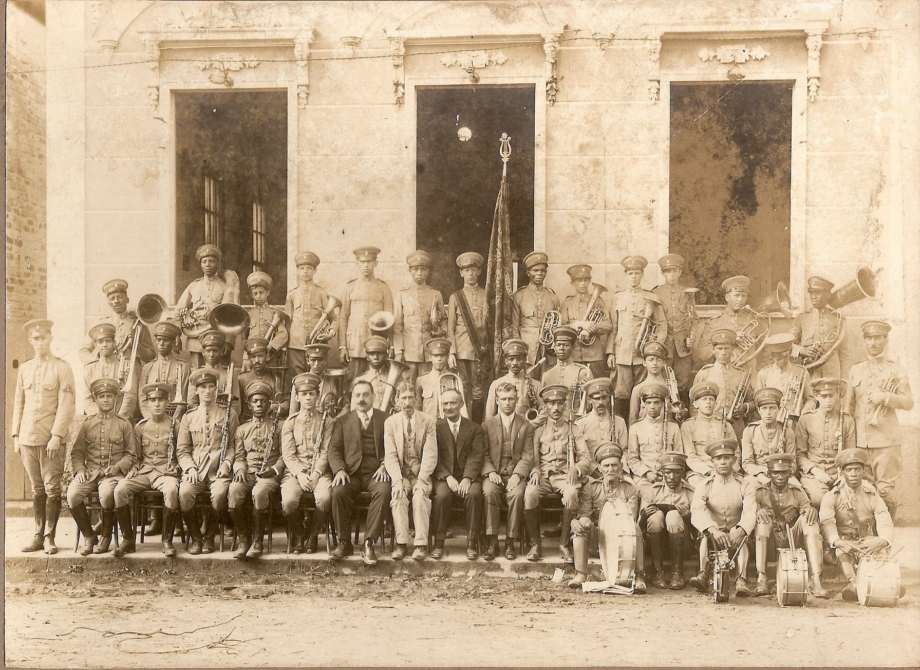 Destaque para o uniforme militar da Campesina ano de 1925. Acervo Campesina