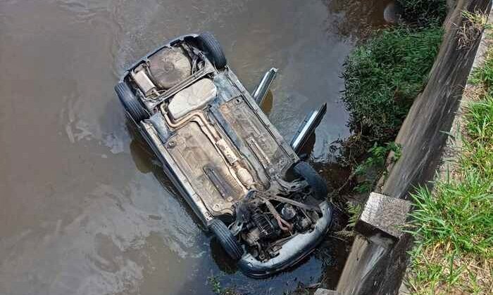 Carro cai no Rio Bengalas em Nova Friburgo; duas pessoas são resgatadas