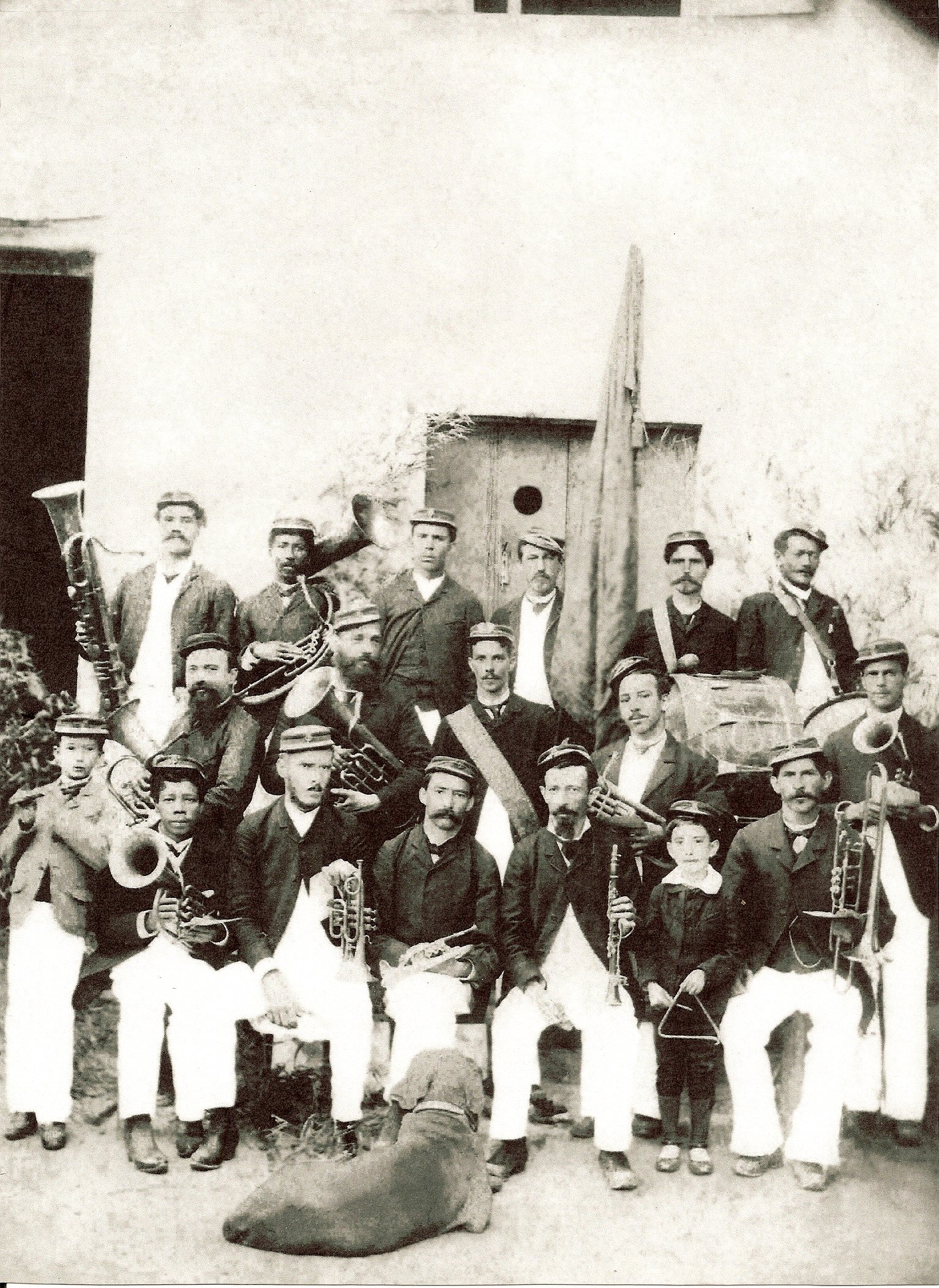 O cantagalense Joaquim Naegele e a história da Campesina Friburguense 2 O cachorro na foto era o mascote da banda 1873. Acervo Campesina