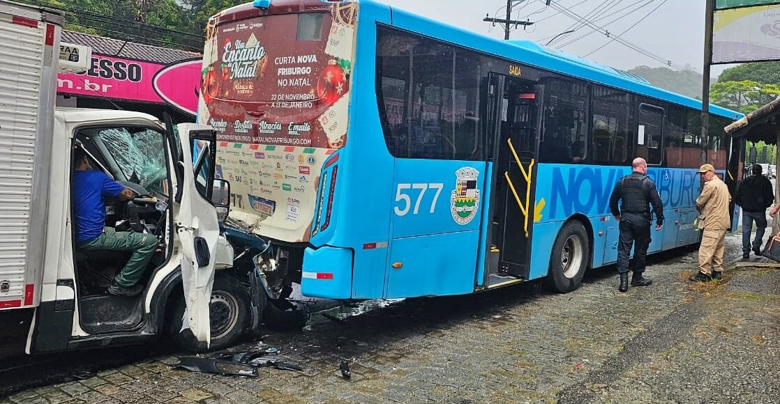 Caminhão bate na traseira de ônibus em Nova Friburgo