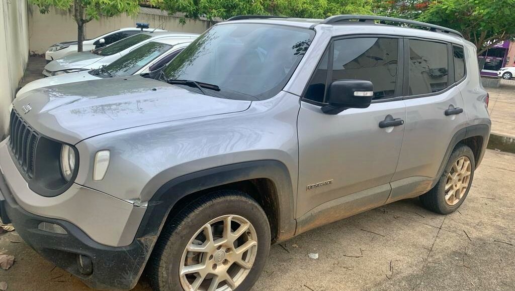 Polícia recupera carro roubado e prende homem em Itaocara