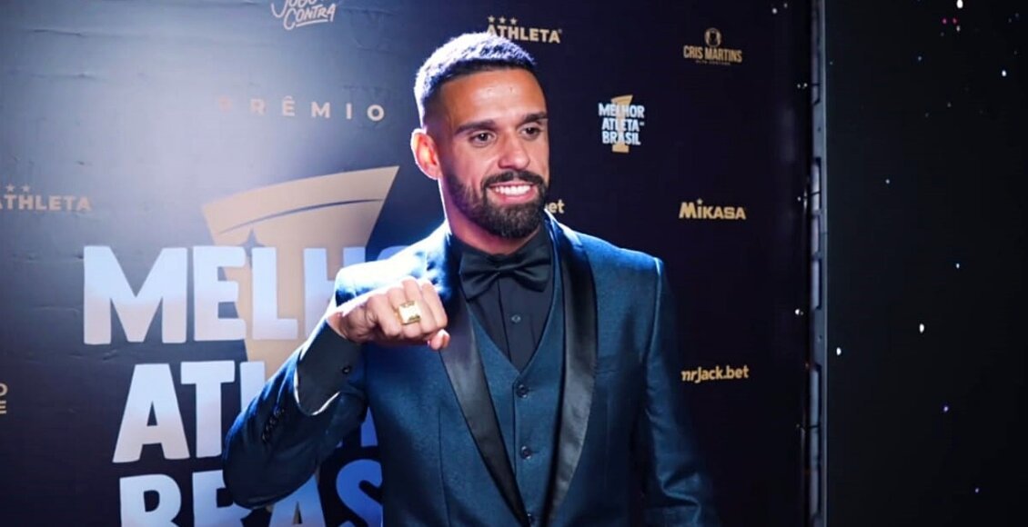 Atleta de São Fidélis recebe prêmio de melhor jogador de futevôlei do Brasil