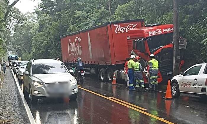 Carreta da Coca-Cola bate em poste na RJ-116 em Nova Friburgo