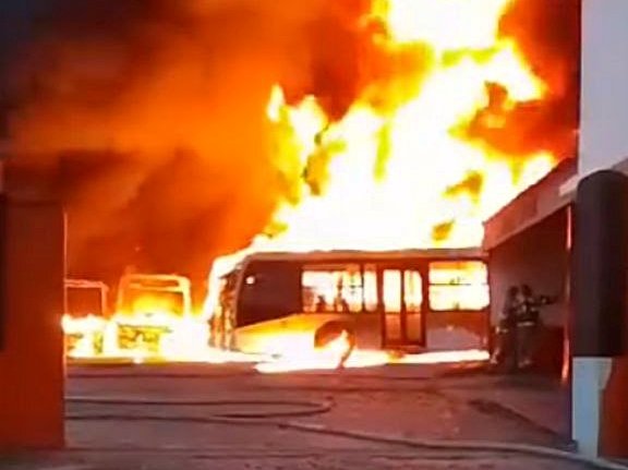 Vídeo: Incêndio destrói mais de 20 ônibus em Campos dos Goytacazes