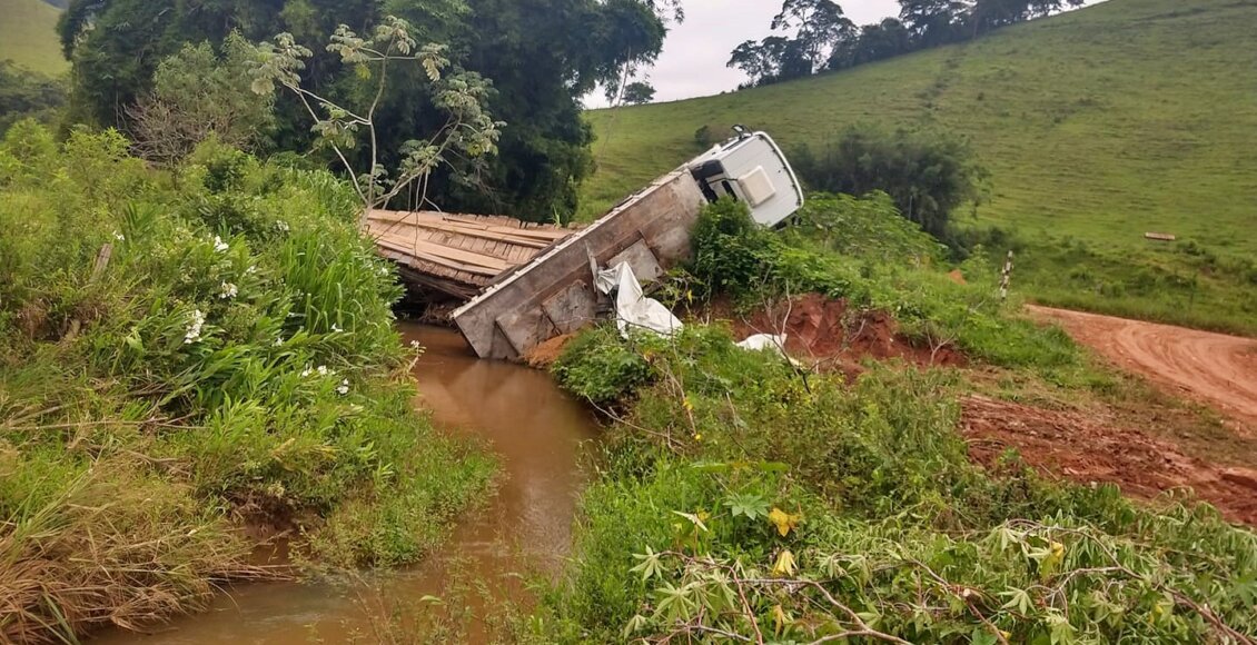 Ponte provisória é feita após carreta cair no rio na zona rural de Cantagalo
