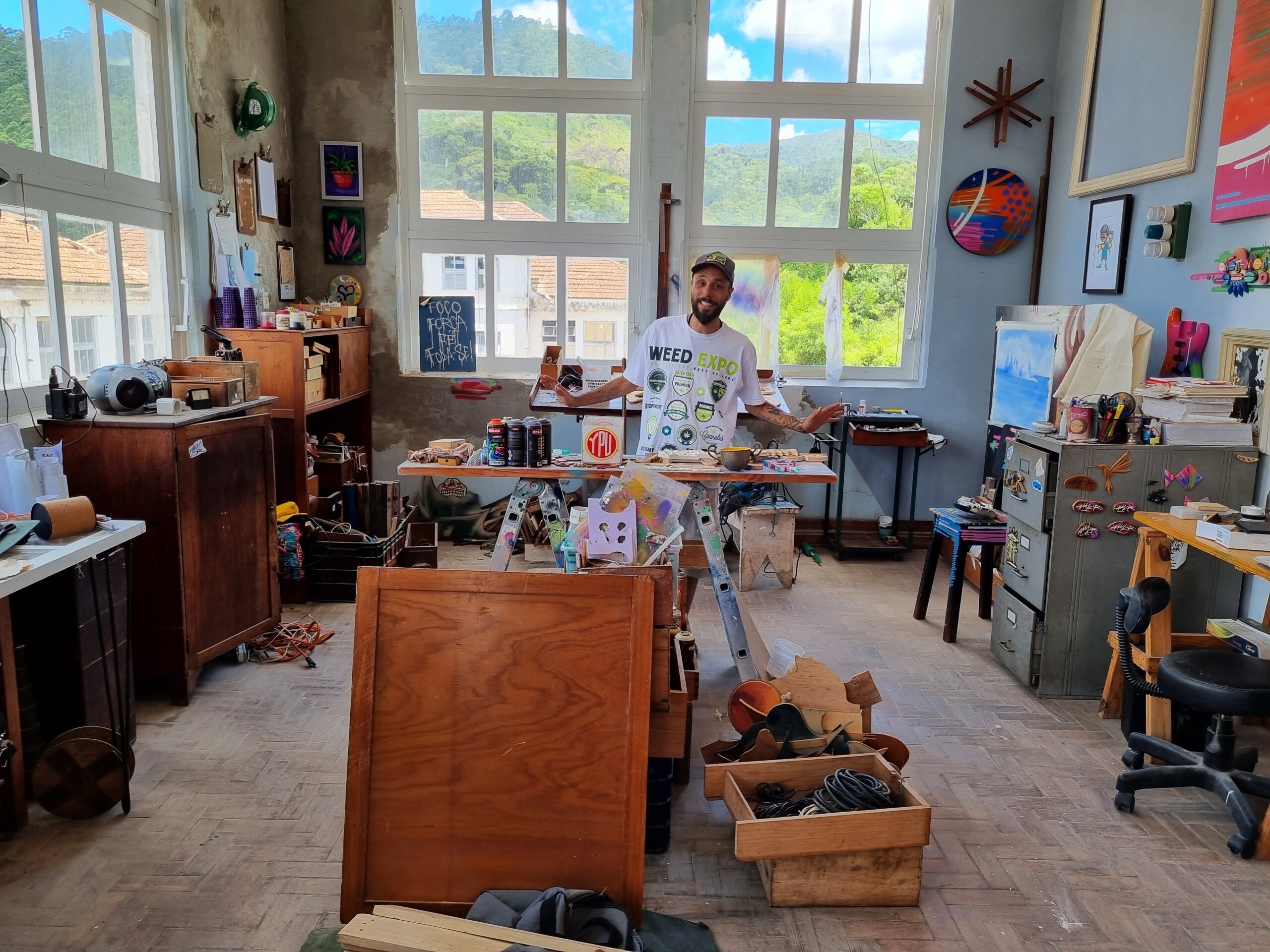 A revitalização da Fábrica Ypu: novo cartão postal de Nova Friburgo 9 O artista plástico e tatuador Robson Sark pintou a torre e restaurou o relógio. Acervo pessoal.