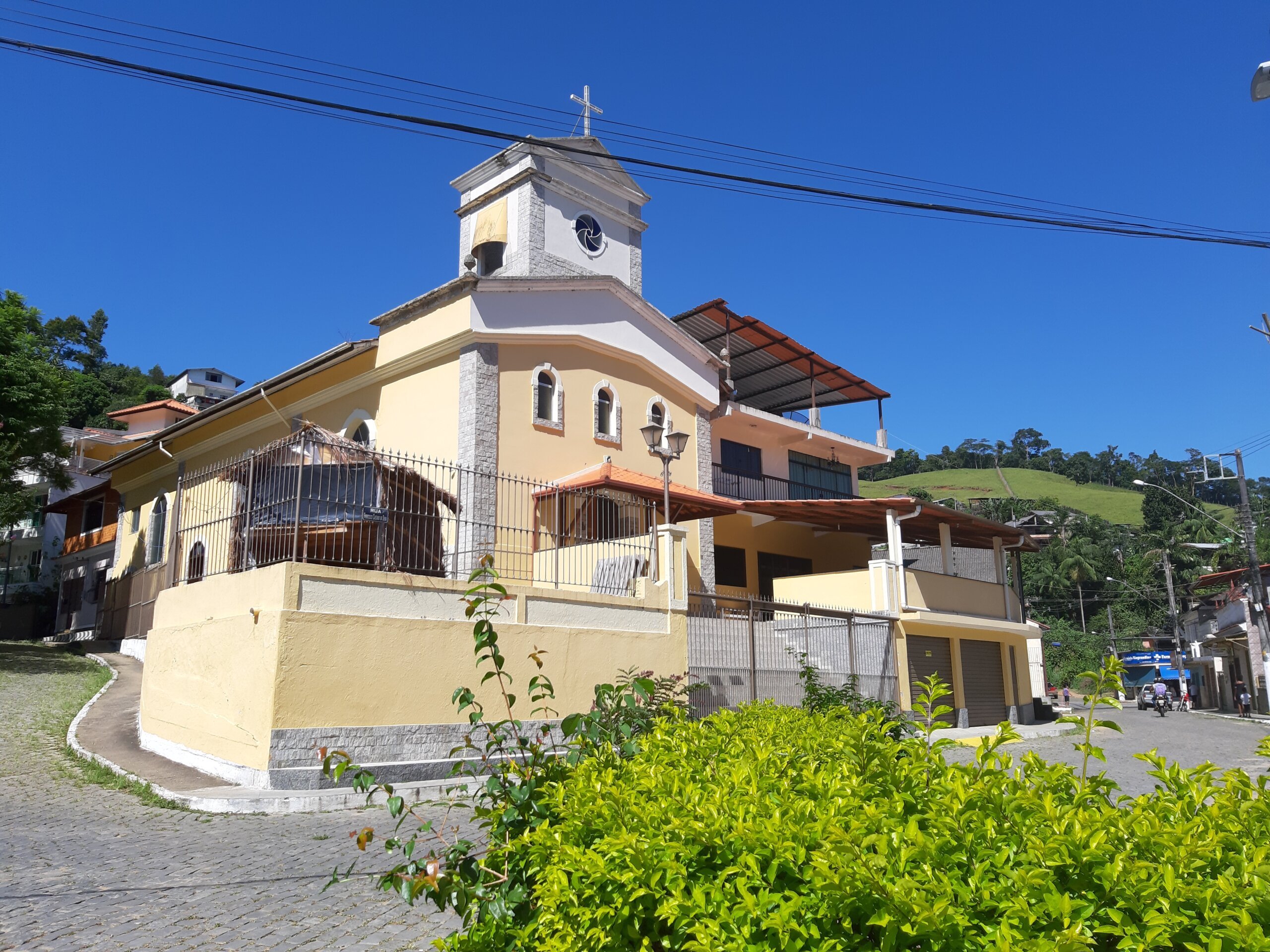 O padre Roberto Jose Pinto e o atual paroco da igreja N.S. do Rosario. Acervo pessoal scaled