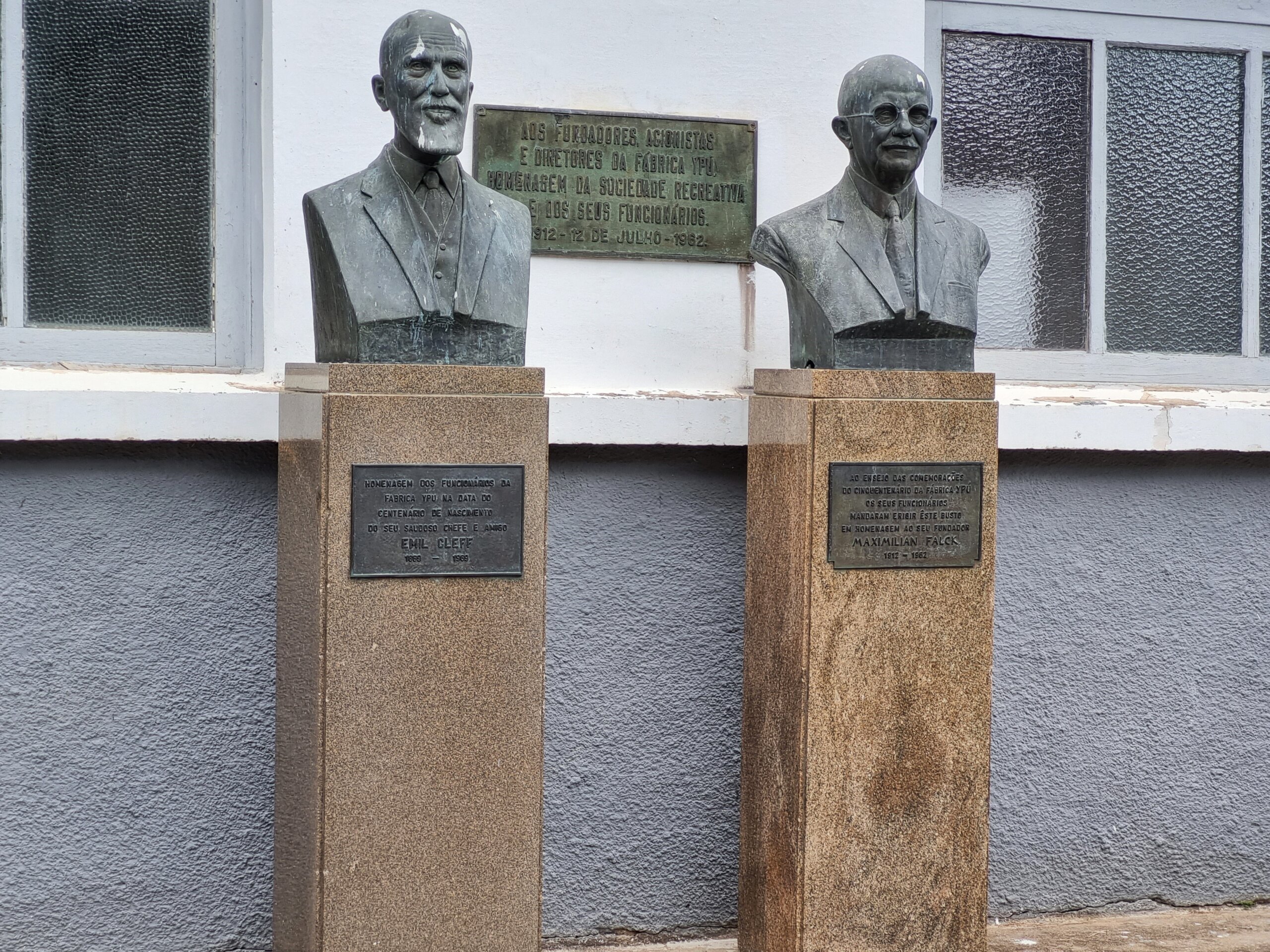 A revitalização da Fábrica Ypu: novo cartão postal de Nova Friburgo 3 Os bustos de Emill Cleff e Maximilian Falck. Acervo pessoal