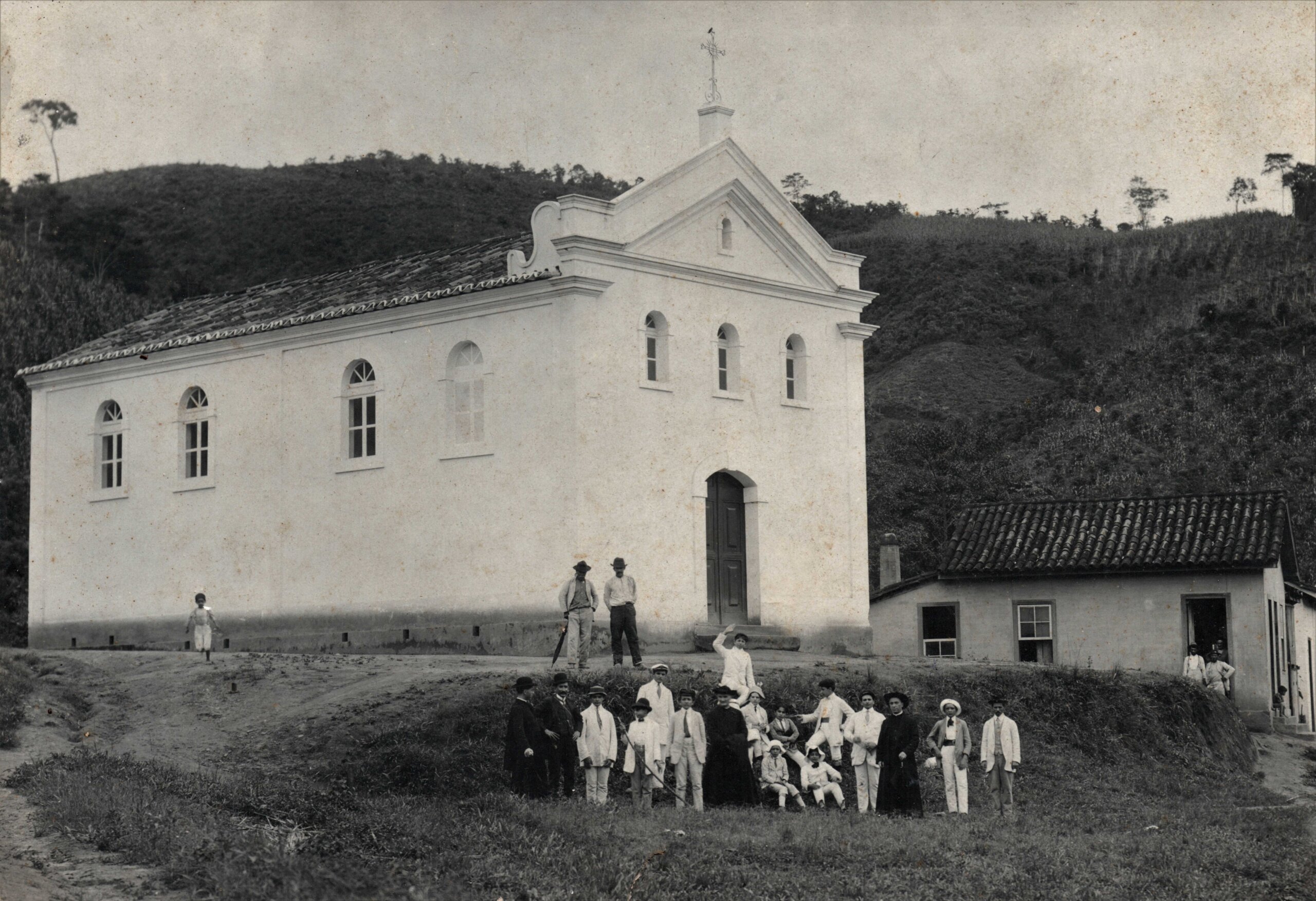 Distrito centenário de Nova Friburgo: Riograndina celebra 100 anos 1 Padres jesuítas na capela N. S. do Rosário. Acervo Colégio Anchieta