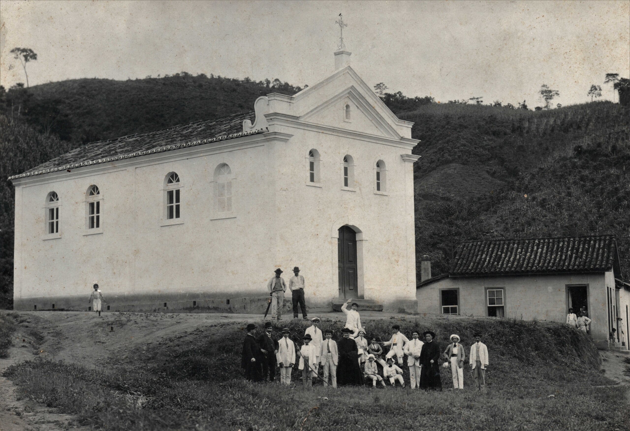 Padres jesuítas na capela N. S. do Rosário. Acervo Colégio Anchieta