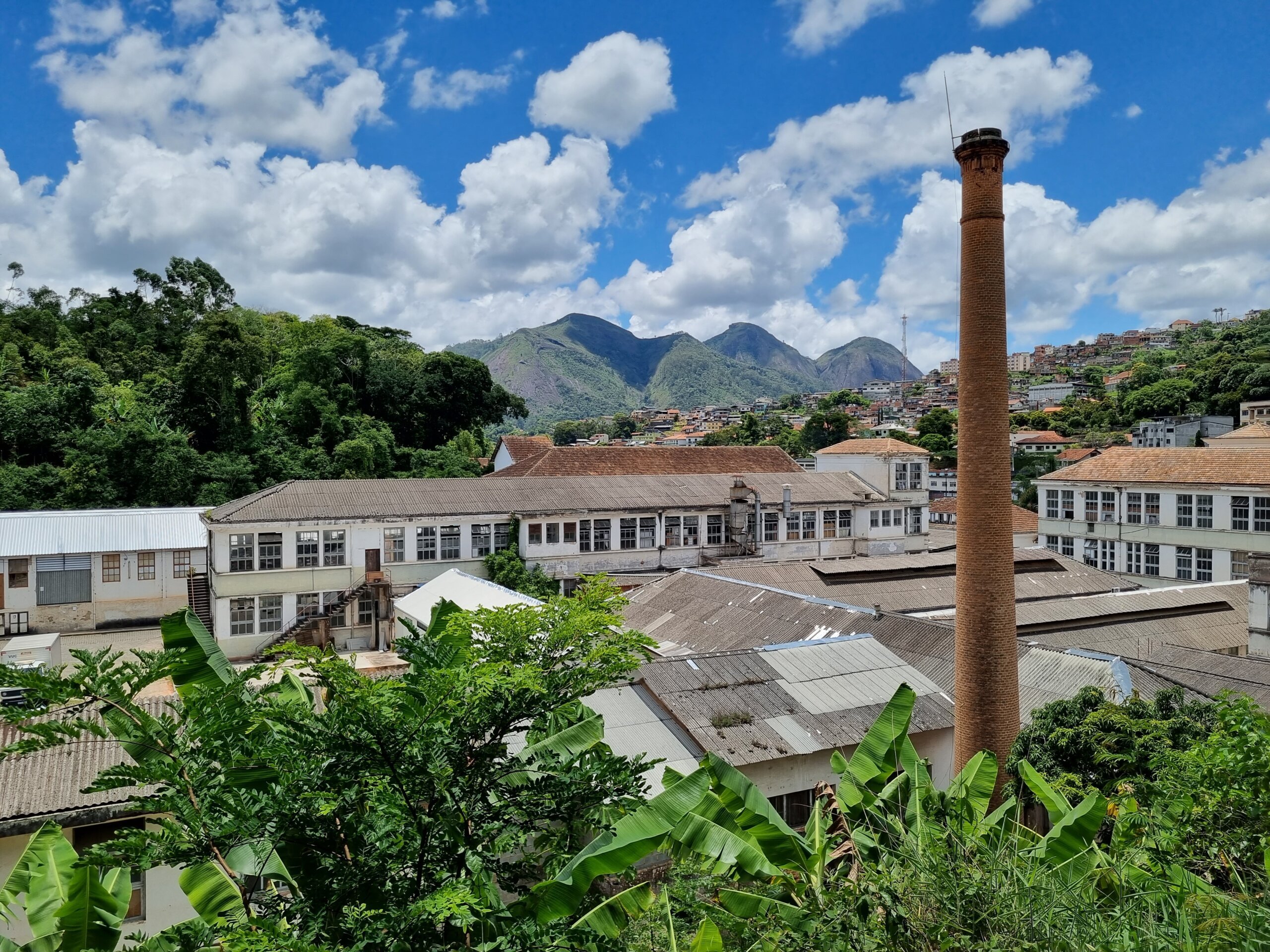 Vista da chaminé do parque industrial da Ypu. Acervo pessoal.