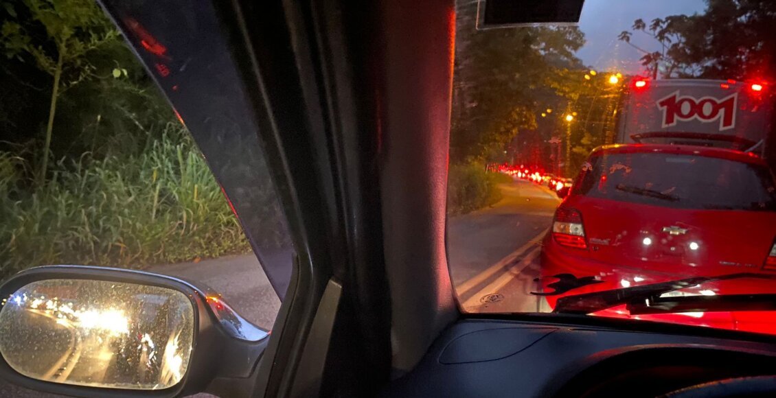 Sinal de trânsito com defeito causa congestionamento em Nova Friburgo