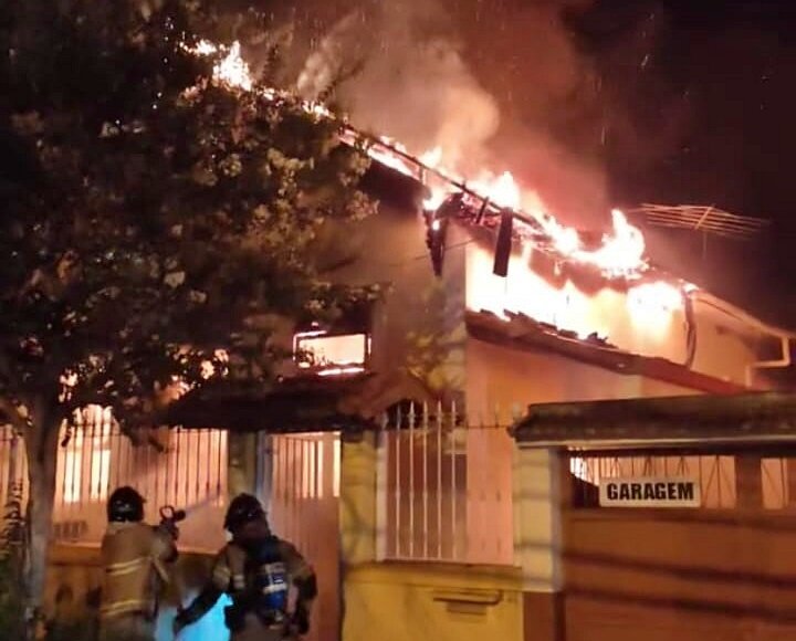 Vídeo: Idosa morre durante incêndio em residência no Centro de Cordeiro