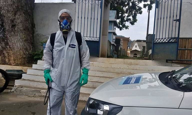 Cordeiro utiliza bomba costal para combater o mosquito Aedes Aegypti