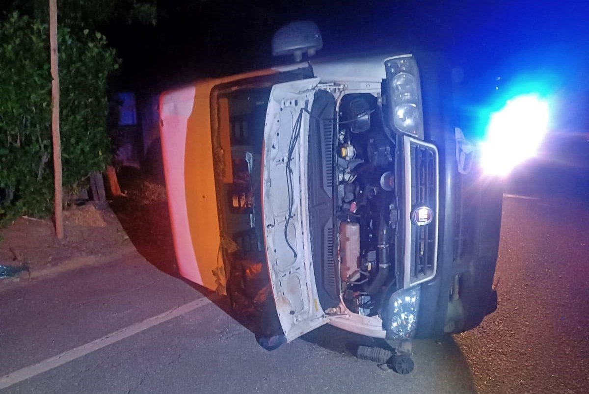 Grave acidente com van deixa uma pessoa morta em São Fidélis