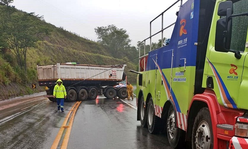 Motorista sai ileso após acidente com carreta na RJ-116