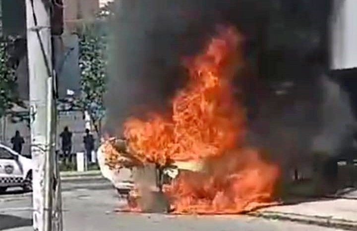 Vídeo: Carro pega fogo no centro de Nova Friburgo