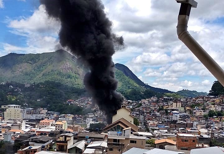 Vídeo: Incêndio de grandes proporções atinge imóvel em Nova Friburgo