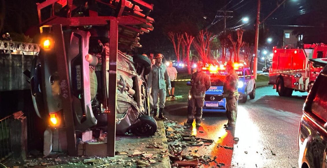 Carro capota e atinge ponto de ônibus em Nova Friburgo