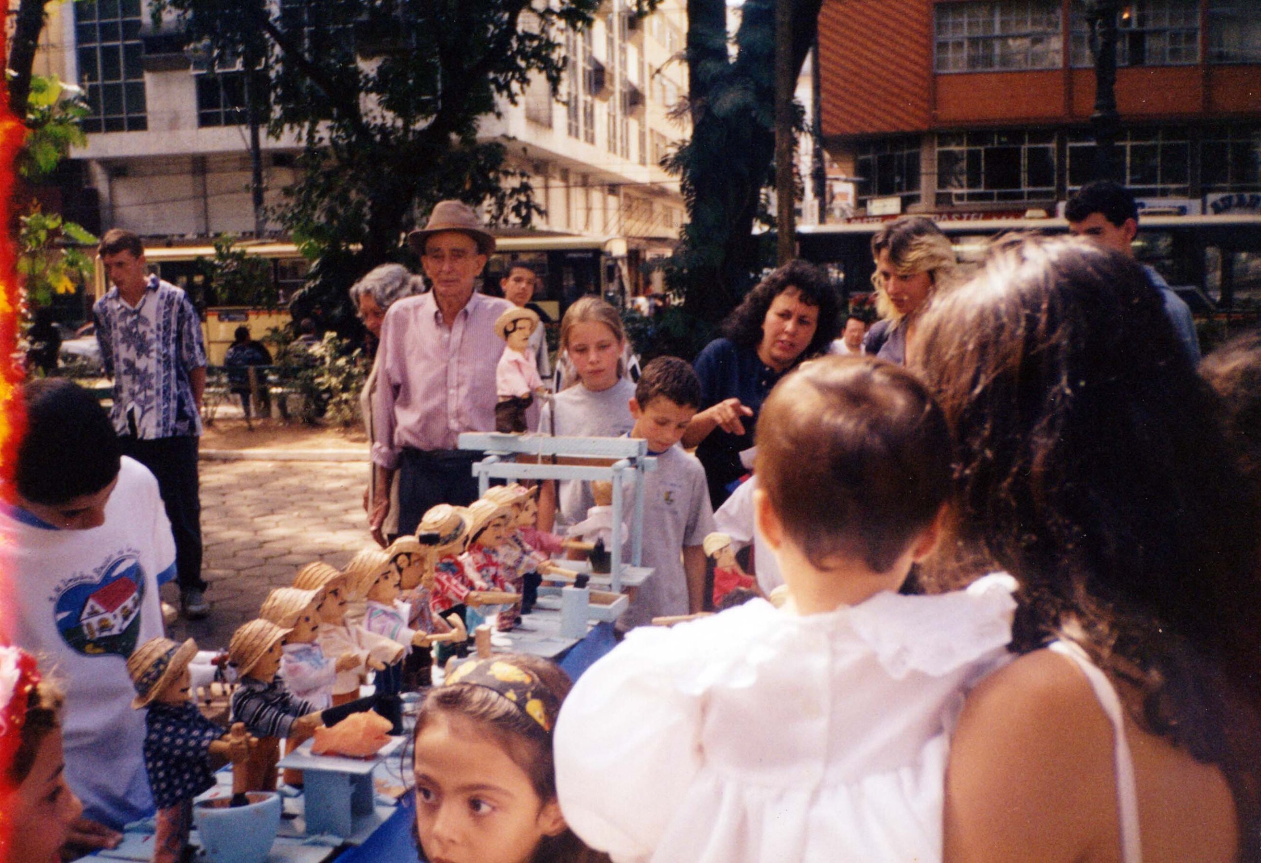 Ze da Malha de chapeu numa exposicao na praca Getulio Vargas. Acervo da familia scaled