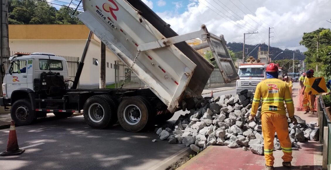 Calçada que cedeu com chuva é interditada para reparos em Friburgo