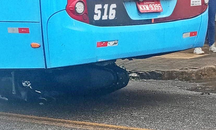 Dupla rouba moto e vai parar debaixo de ônibus em Nova Friburgo