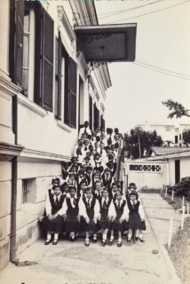 Crianças da creche posam para foto na sede da LBA em Nova Friburgo. Acervo Dantinho Laginestra