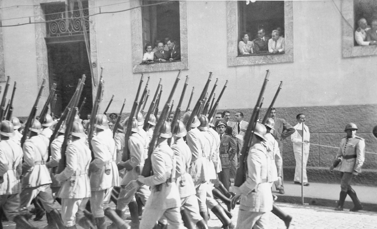 Maria Duque Estrada Laginestra e as legionárias da LBA de Nova Friburgo 14 Getúlio Vargas assiste ao desfile na sede da prefeitura de Nova Friburgo. Acervo Ana Paula Laginestra.