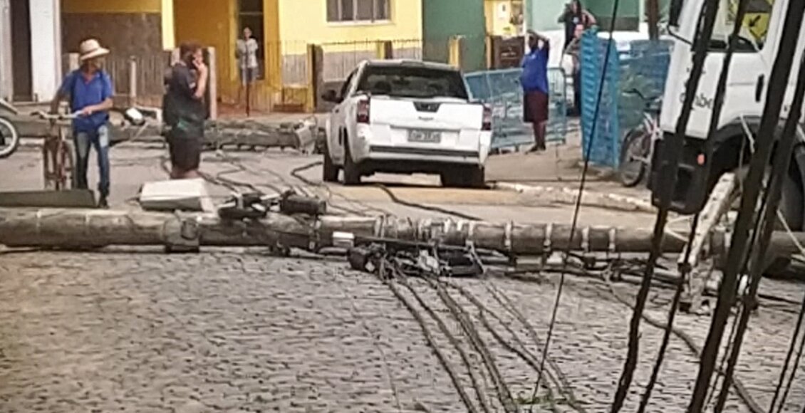 Vídeo: Caminhão derruba postes no São Manoel, em Cordeiro