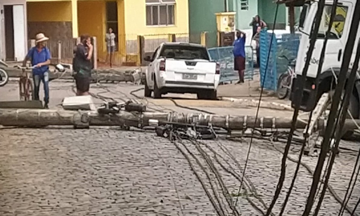 Vídeo: Caminhão derruba postes no São Manoel, em Cordeiro