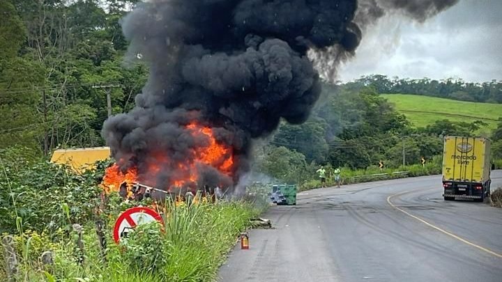 Vídeo: Carreta dos Correios tomba e pega fogo em Santo Antônio de Pádua