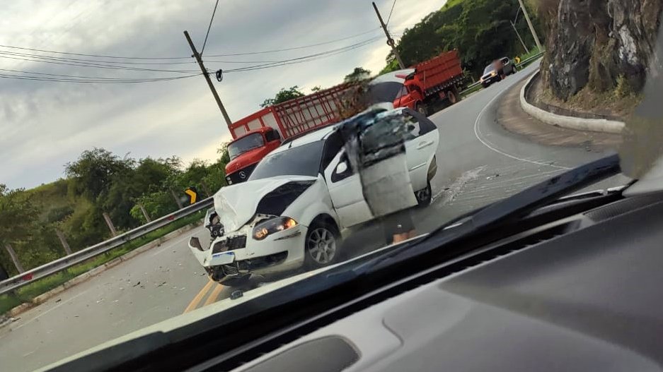 Acidente entre carro e caminhão deixa feridos na Curva do Macuco