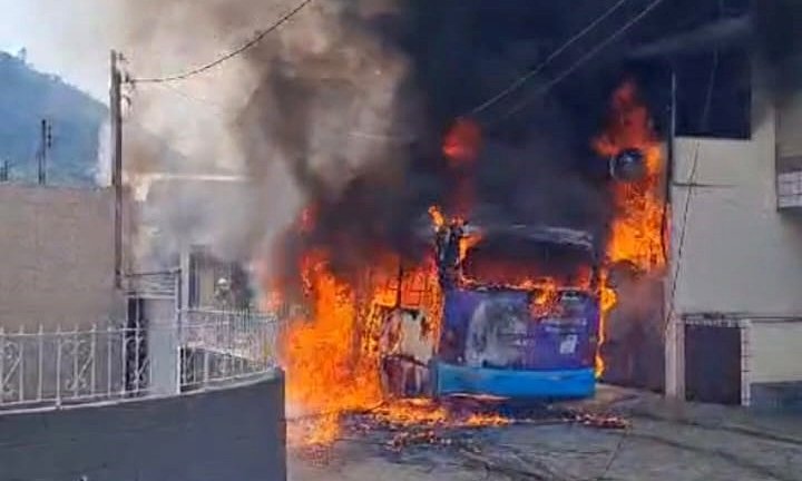 Vídeo mostra ônibus em chamas em loteamento de Nova Friburgo
