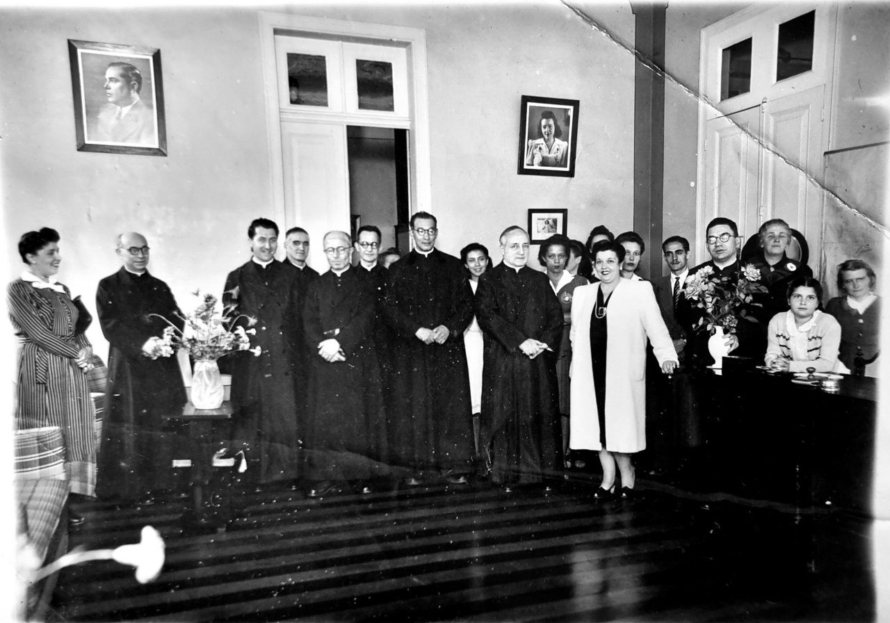Maria Duque Estrada, à direita dos Jesuítas na sede da LBA. Acervo Dantinho Laginestra