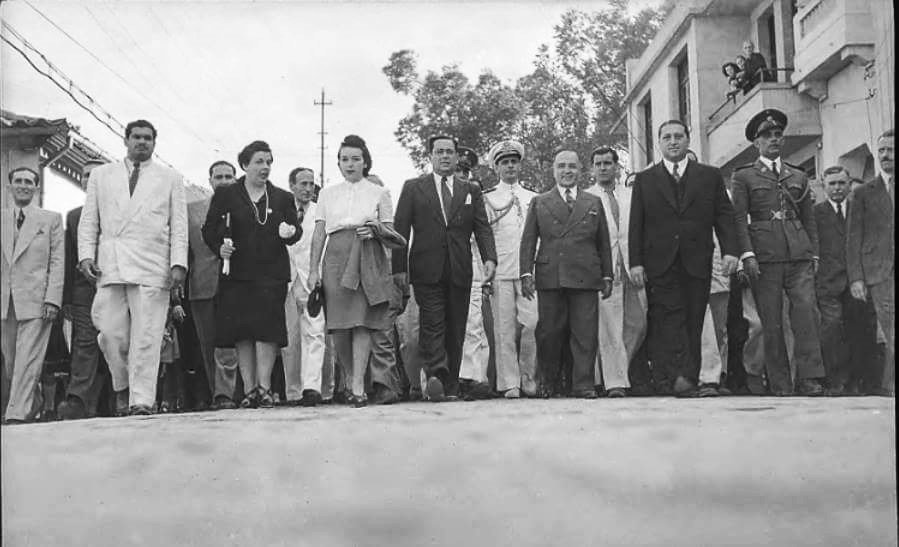 Maria Duque Estrada Laginestra e as legionárias da LBA de Nova Friburgo 15 Maria Duque Estrada ao lado da família Vargas se dirige a sede da LBA. Acervo Ana Paula Laginestra