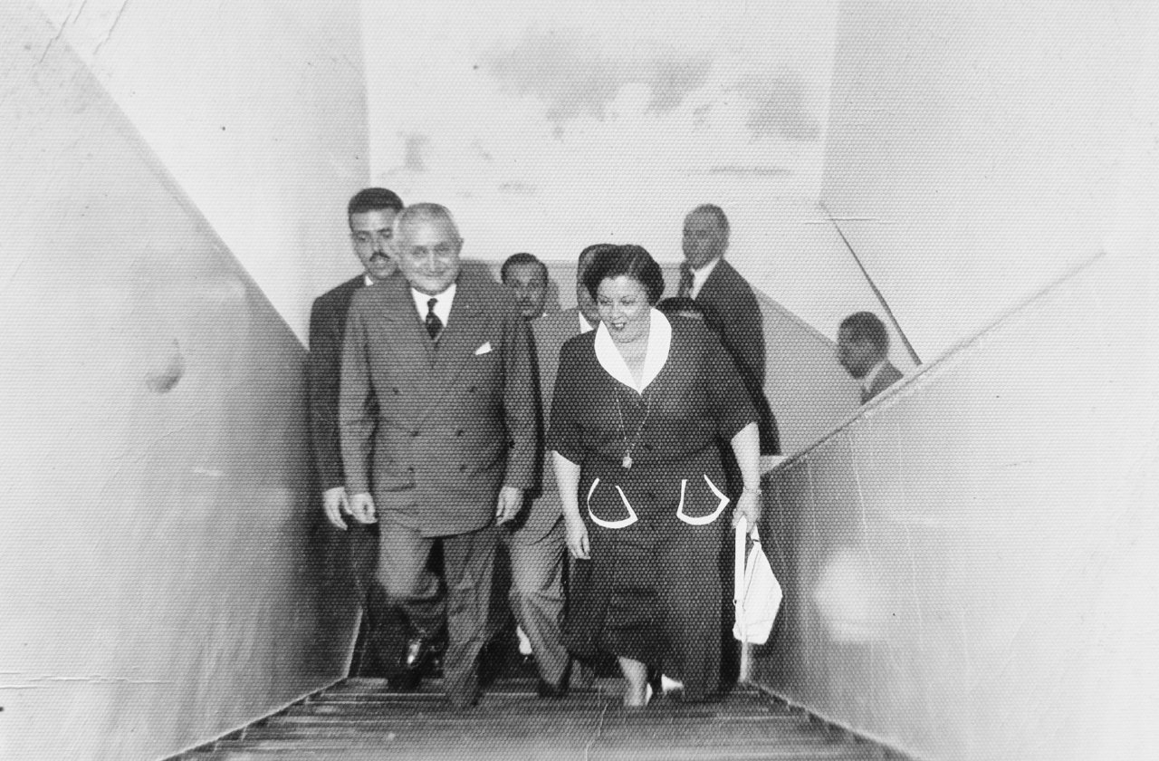 Maria Duque Estrada Laginestra e as legionárias da LBA de Nova Friburgo 19 Maria Duque Estrada assessorando o presidente Gaspar Dutra. Acervo Dantinho Laginestra